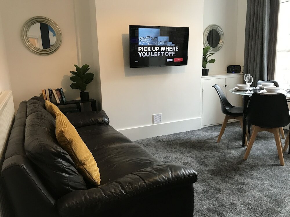 Фото Bright Spacious 3-bed With Office & Patio, Preston