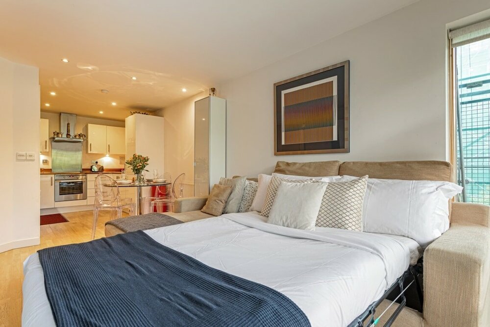 Фото Bright 1 Bedroom Apartment Near London Bridge With Balcony