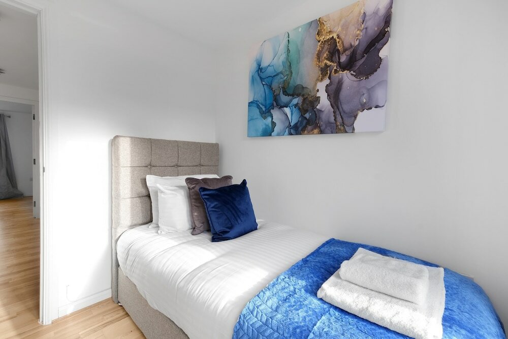 Фото Lindsey Serviced 4 Bedroom 2 Bath house