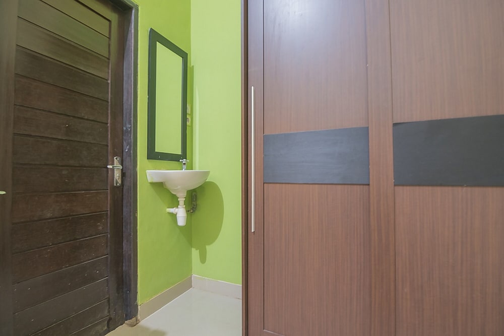 Фото RedDoorz near Living Plaza Balikpapan 2