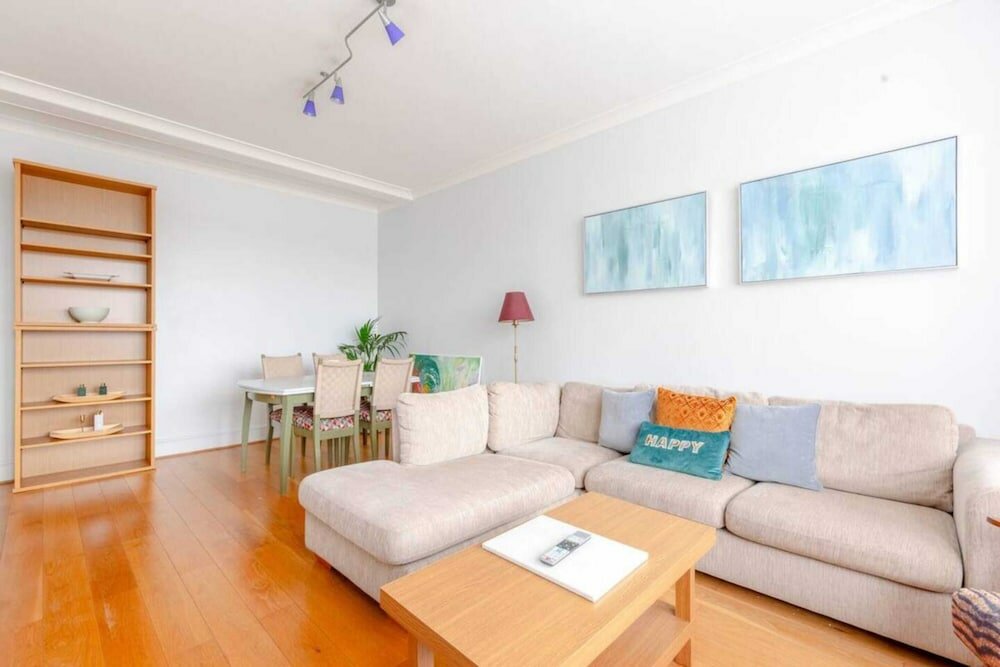 Фото Central and Spacious 2 Bedroom Flat in Kensington