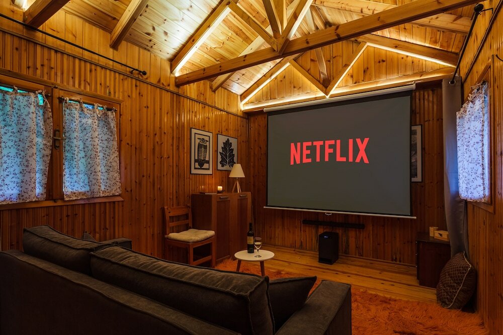 Фото Escape in the Forest, Cosy Chalet with Home Cinema