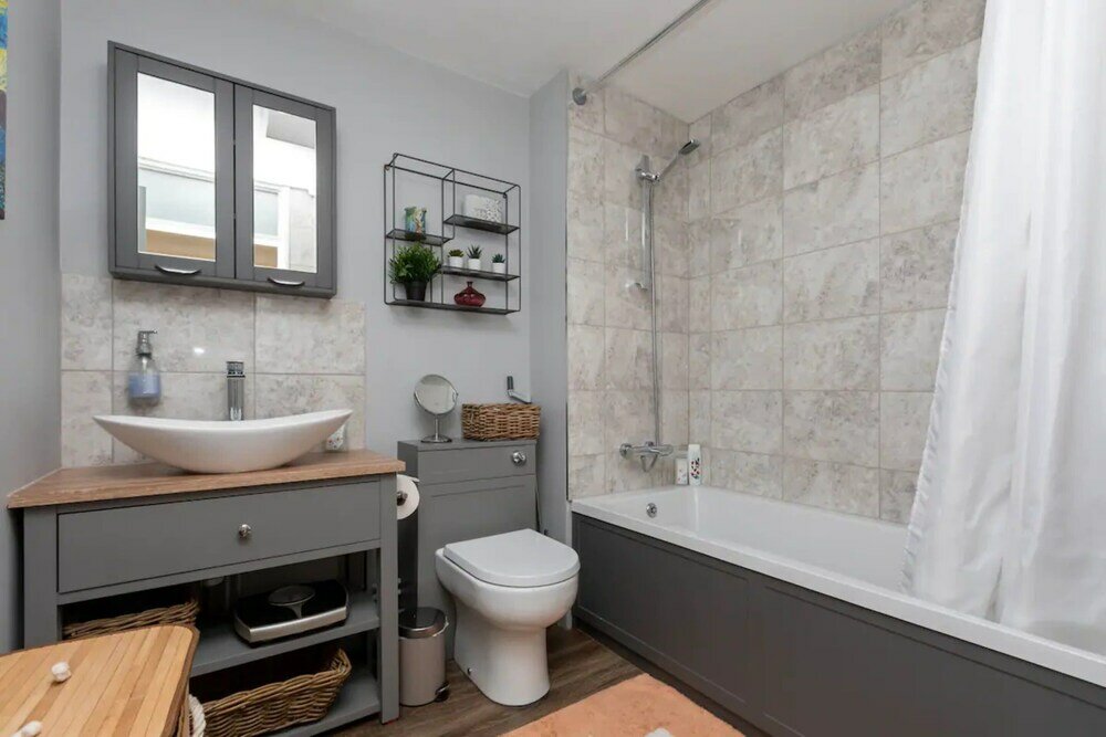 Фото Quiet 3 Bedroom House With a Garden in Putney