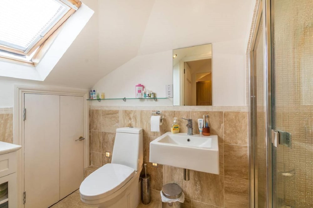 Фото Adorable Studio in Maida Hill