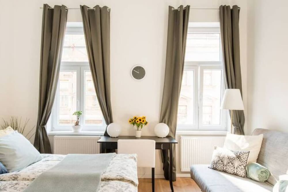 Фото Luxurious and Bright, 5 min walk to city center