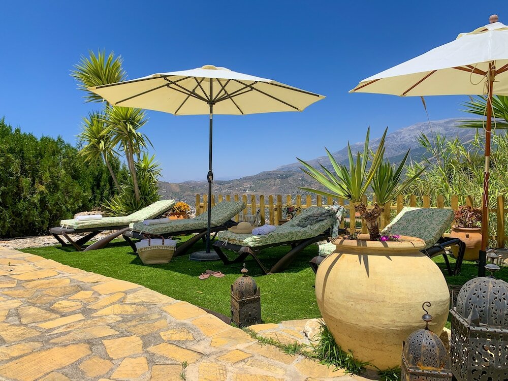 Фото Private, Bright, Spacious House with Pool & Hot Tub