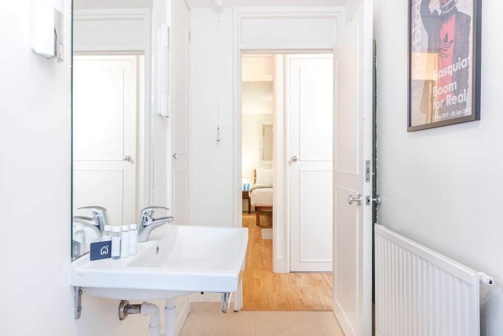 Фото Bright Bayswater Apartment