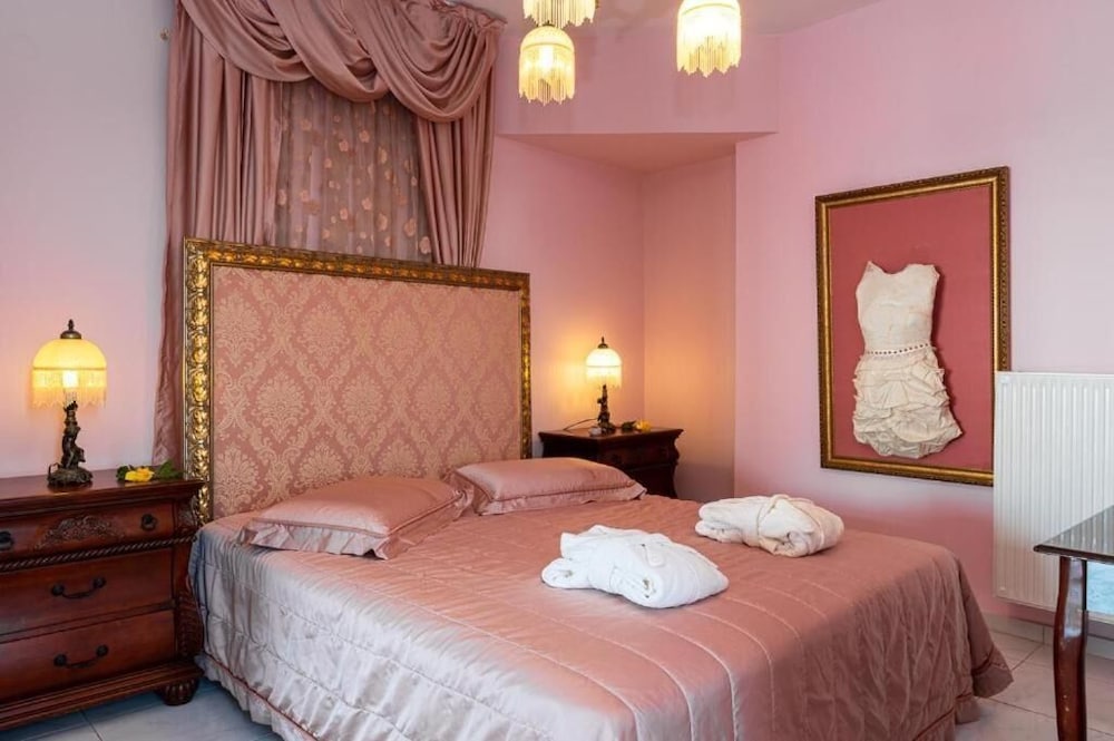 Фото Rafkos Hill Mansion