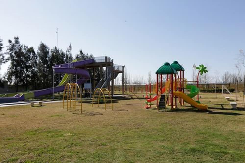 Фото Howard Johnson by Wyndham San Pedro Resort & Marina