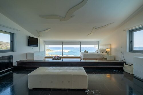 Гостиница Icarus Luxury Beachfront Villa