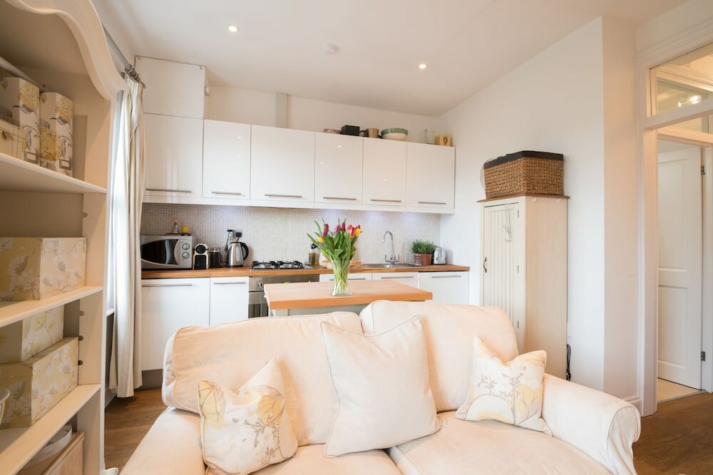 Фото Charming Chelsea Home by the River Thames