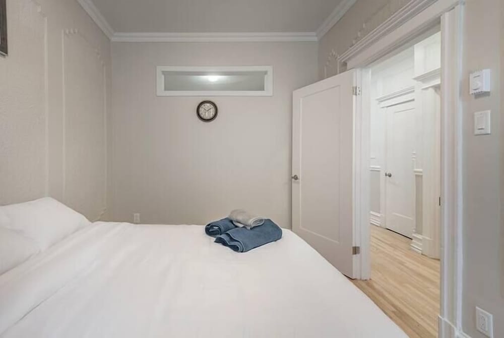 Фото Huge and Lovely 16br Apt