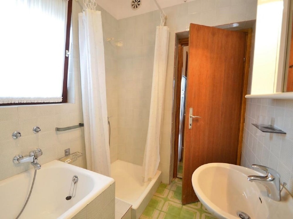 Фото Ruža - Comfortable 2 Bedrooms Apartment - A1