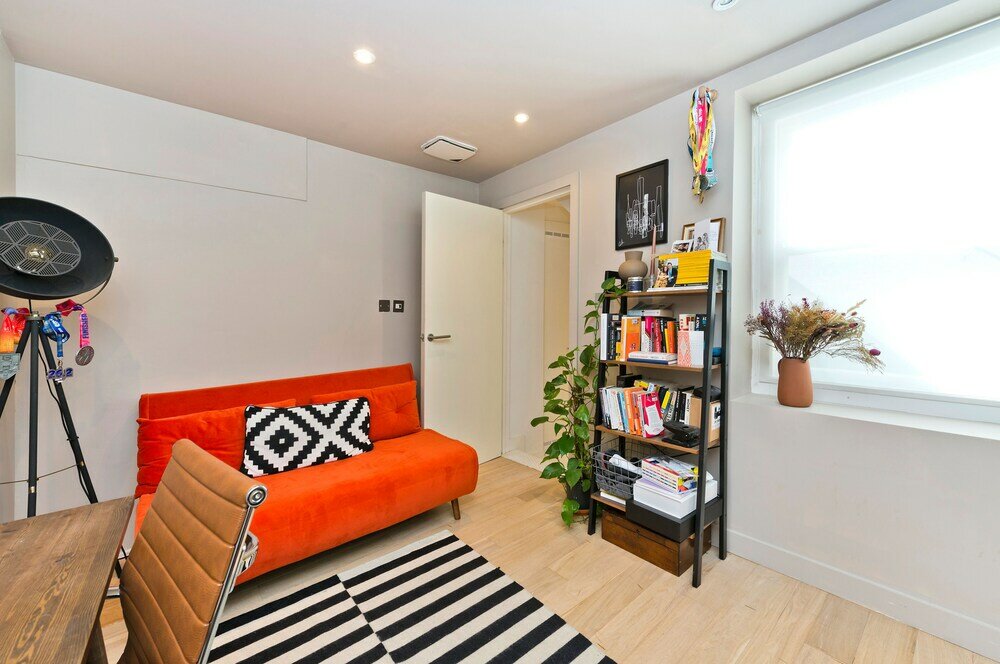 Фото Contemporary Flat With Private Patio in Primrose Hill by UnderTheDoormat