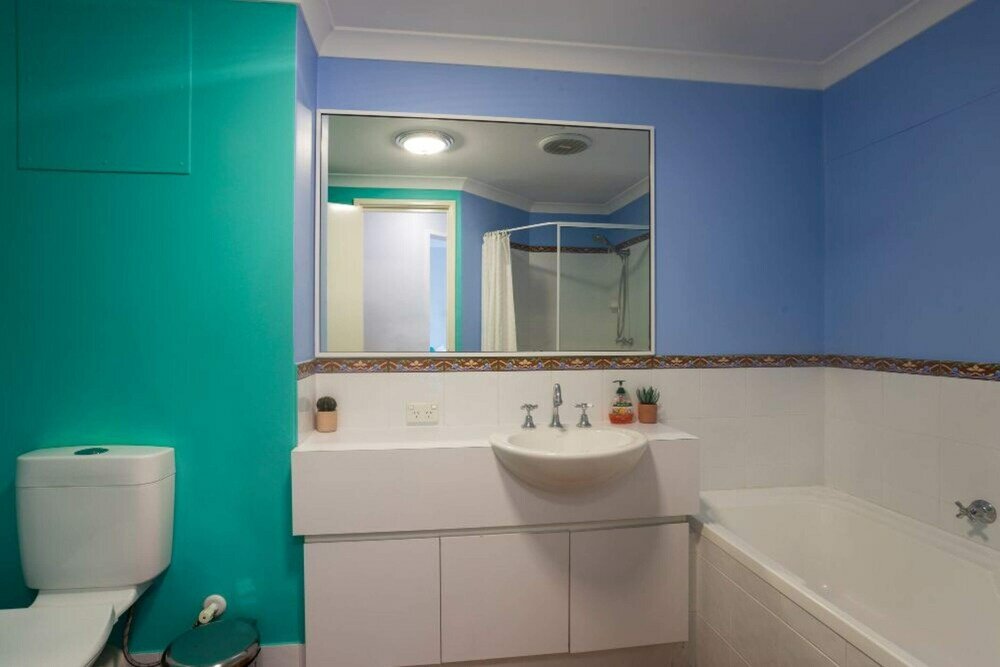 Фото Character 3 Bedroom Home With Pool and Balcony