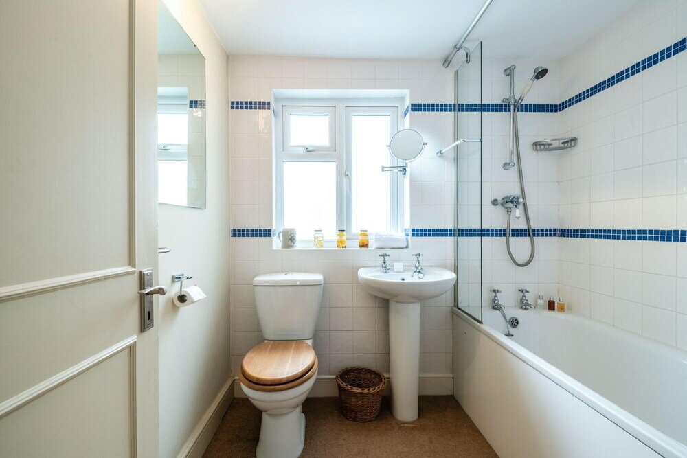 Фото Traditional Fulham Home Close to the River Thames