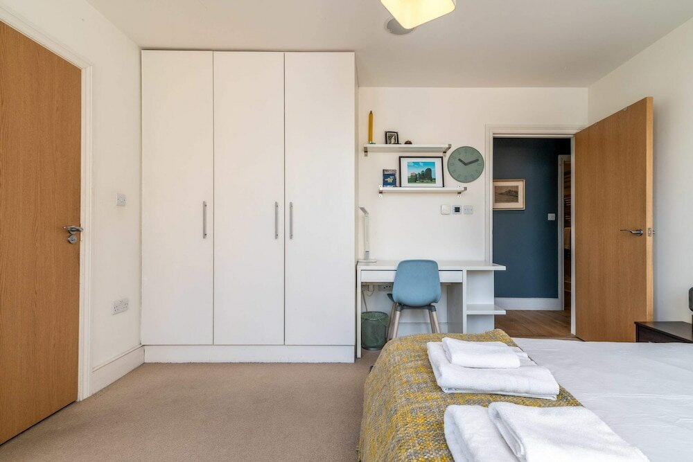 Фото Bright & Spacious Battersea Flat