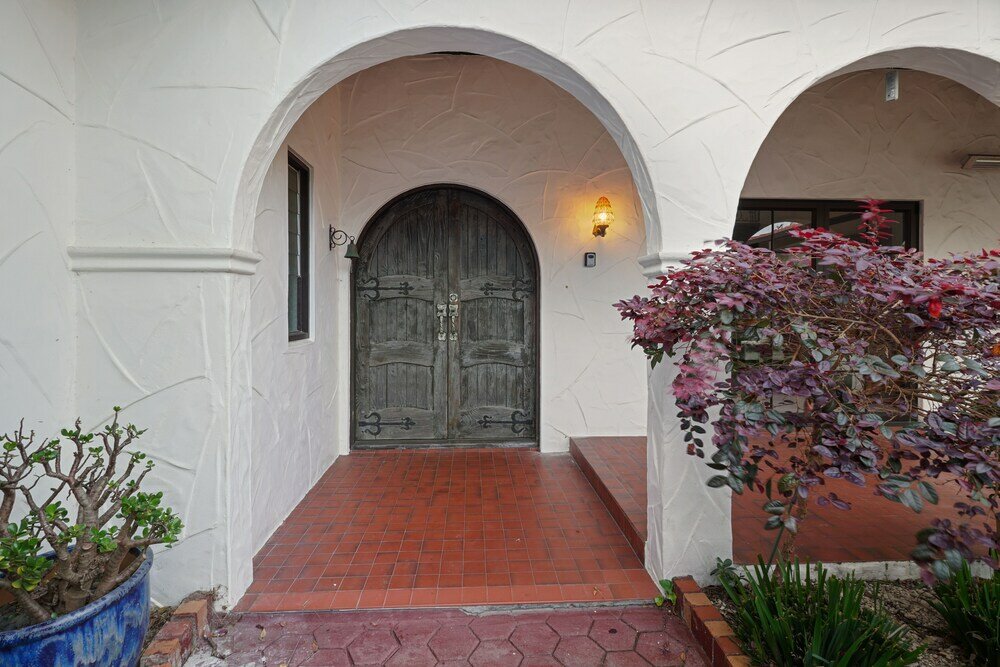 Фото Magnificent Beachfront Mansion - Pool