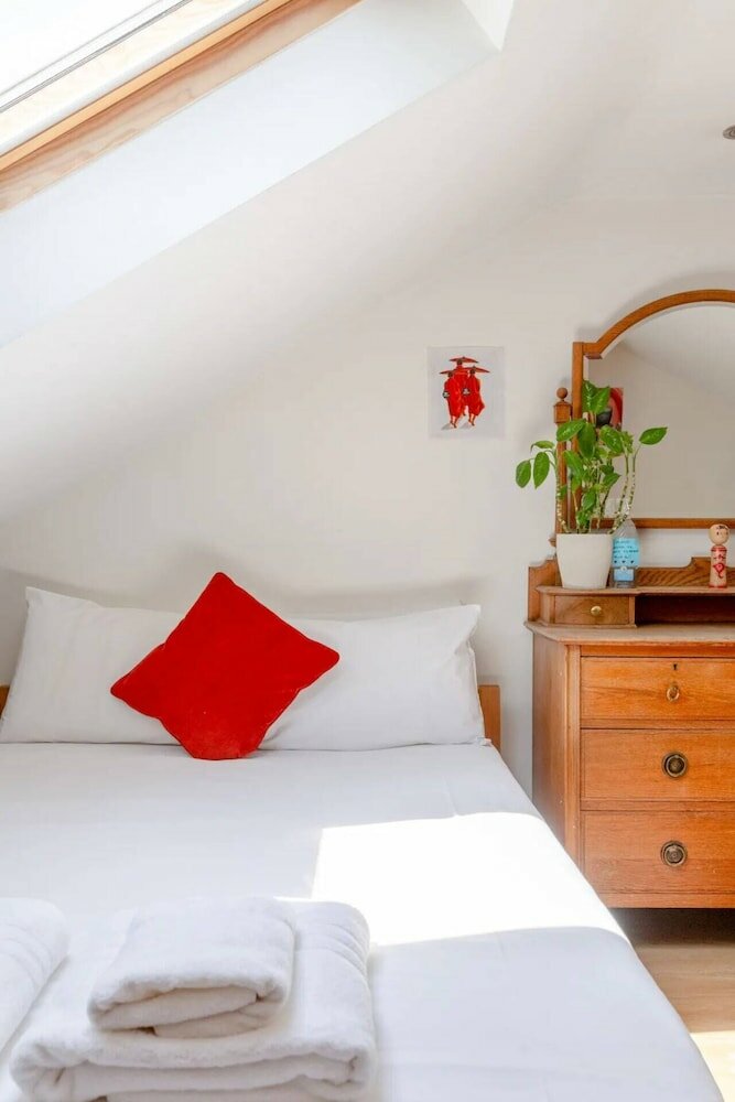 Фото Beautiful 2bd House With Garden - Stoke Newington