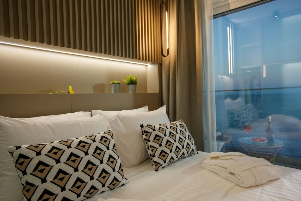 Фото Hersonissos Beach Front Suites