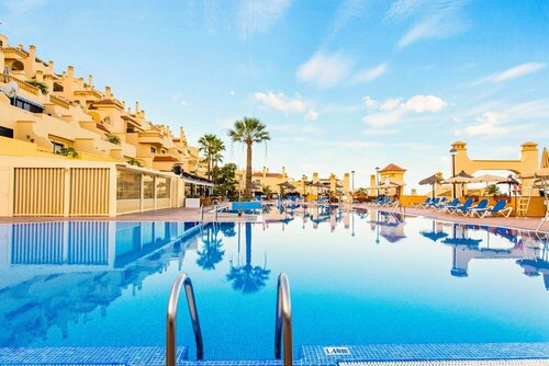 Внешний вид отеля Ramada Residences by Wyndham Costa Adeje в Адехе, фото 1