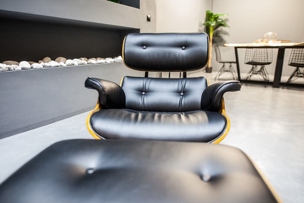 Фото Modern Industrial Apt In Neos Kosmos