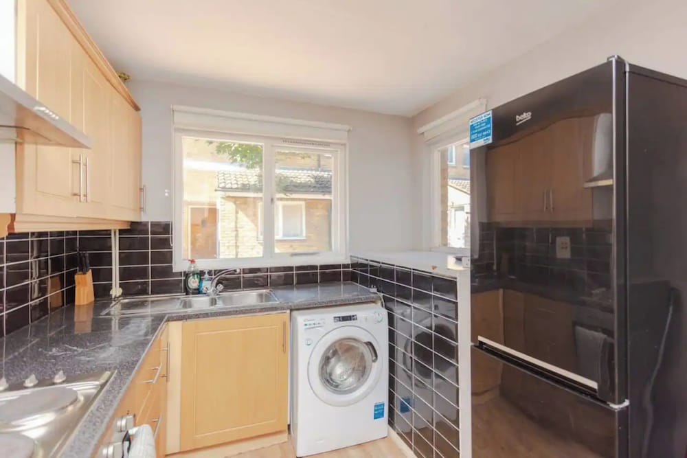 Фото Lovely 4 Bed House w Garden, 1 Stop to Waterloo