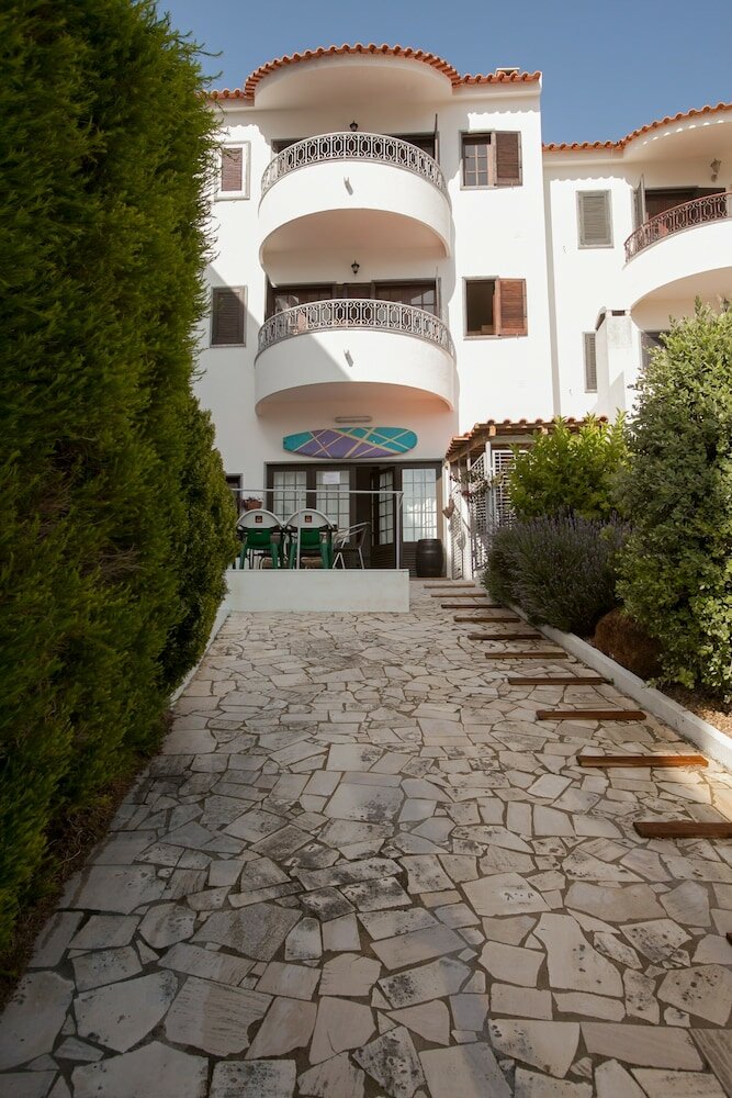 Фото Ericeira Chill Hill Hostel & Private Rooms - Peach Garden