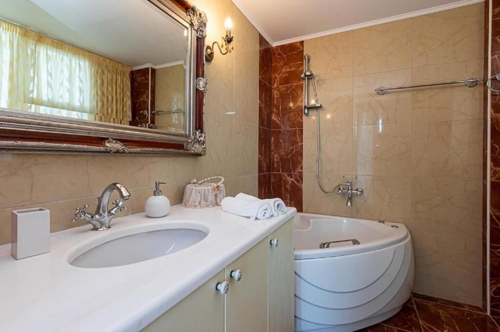 Фото Rafkos Hill Mansion