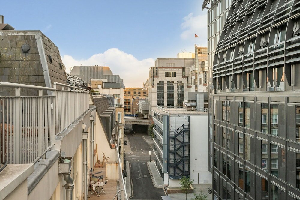 Фото Tower Hill City Centre Luxury Apartments