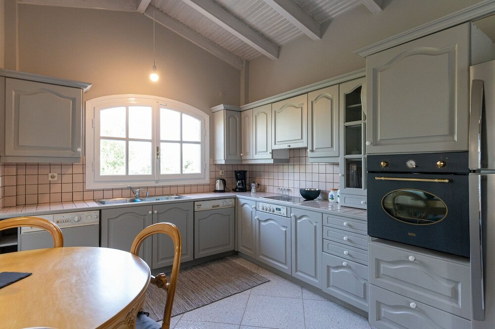 Фото Serene Seaside Bliss - Lush & Secluded Garden Oasis