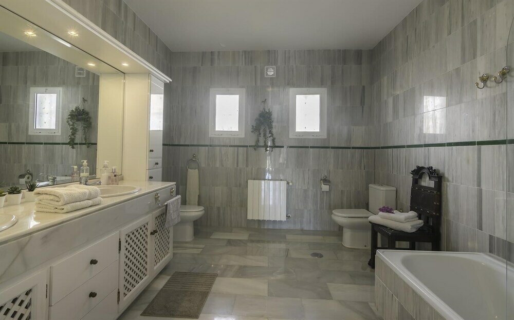 Фото Spacious Villa With Impressive Views