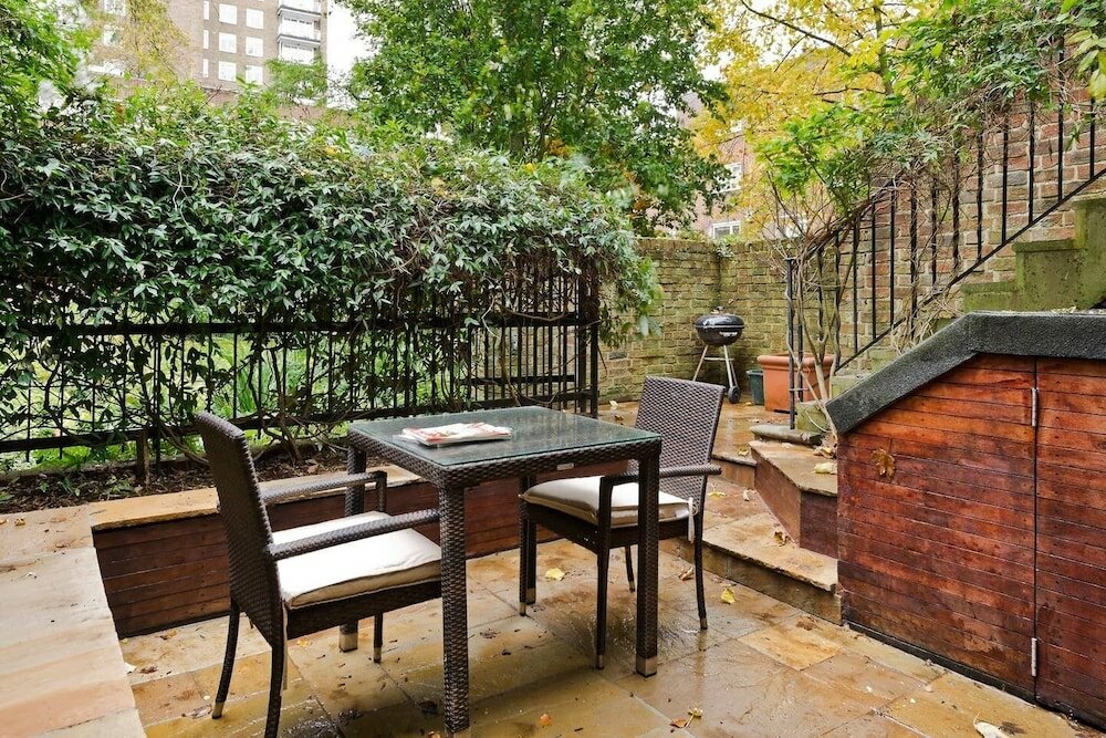 Фото Spacious & Tasteful 4-bed House in Holland Park