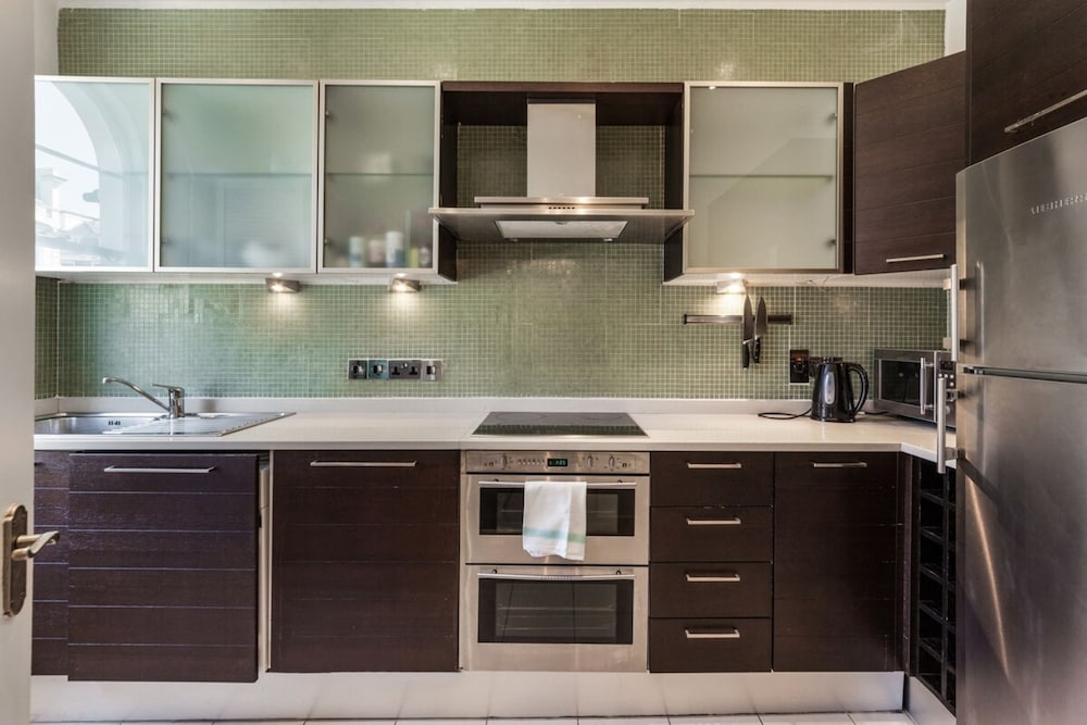 Фото Elegant, Airy 2 Bedroom Flat in Paddington