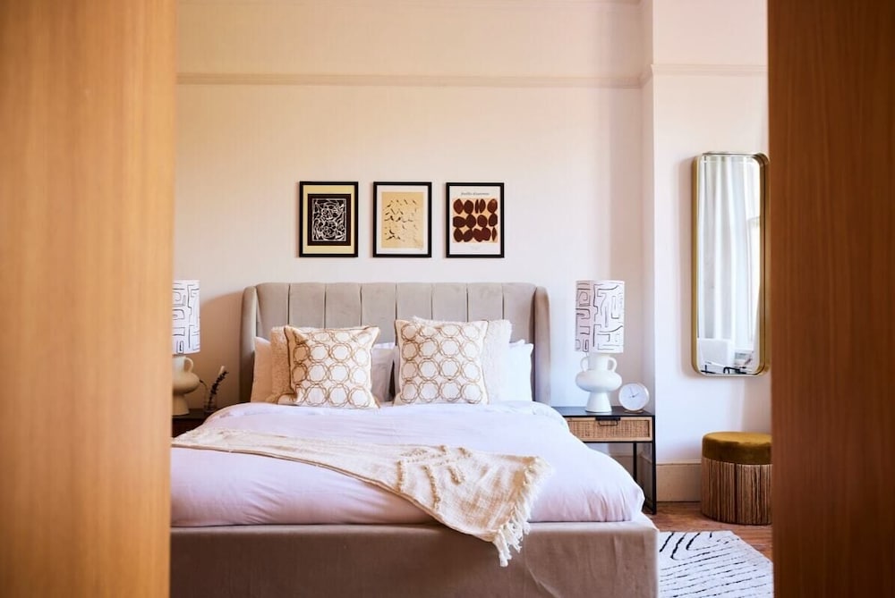 Фото The Barnet Escape - Exquisite 4bdr House With Garden + Patio