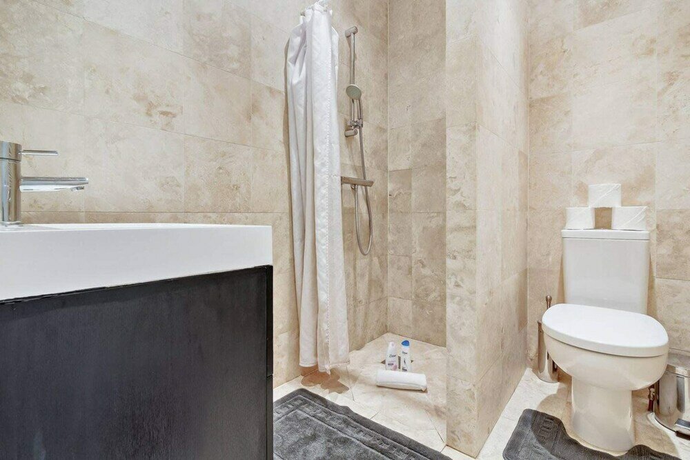 Фото Stylish and Bright 3 Bedroom Duplex in North London