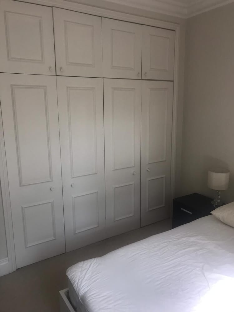 Фото Beautiful one bedroom in Kensington