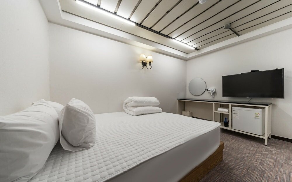 Фото Busan Daeyeondong Hotel With