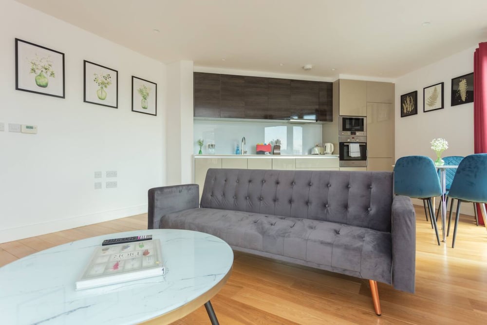 Фото Contemporary 1 Bedroom Apartment in Canning Town With Balcony