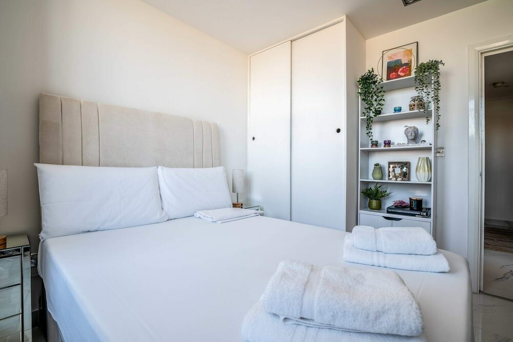 Фото Canary Wharf Retreat With Free Secure Parking