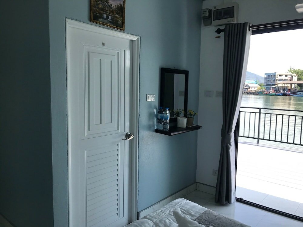 Фото Chaiyai River Front Hotel