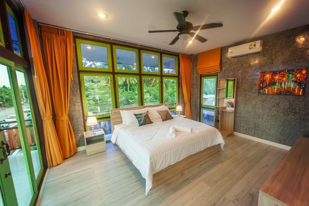 Фото Tonmai Suites