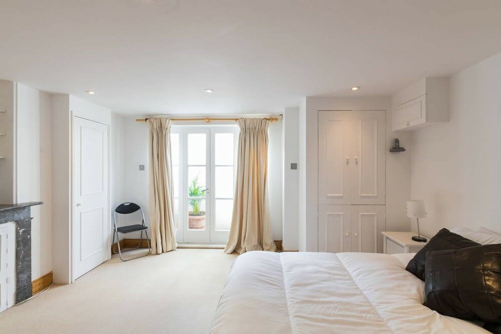 Фото Fabulous 4 Bed House With Garden in Fulham