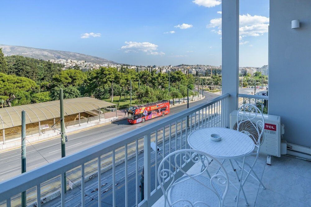 Фото Lush Sapphire apt in the heart of Athens