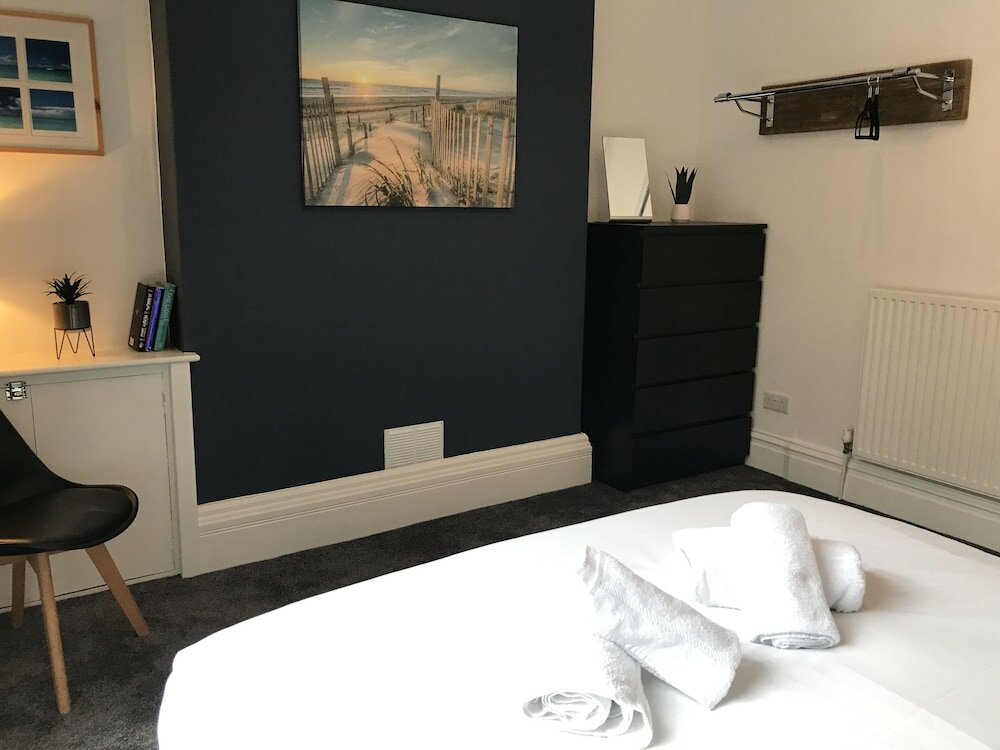 Фото Bright Spacious 3-bed With Office & Patio, Preston