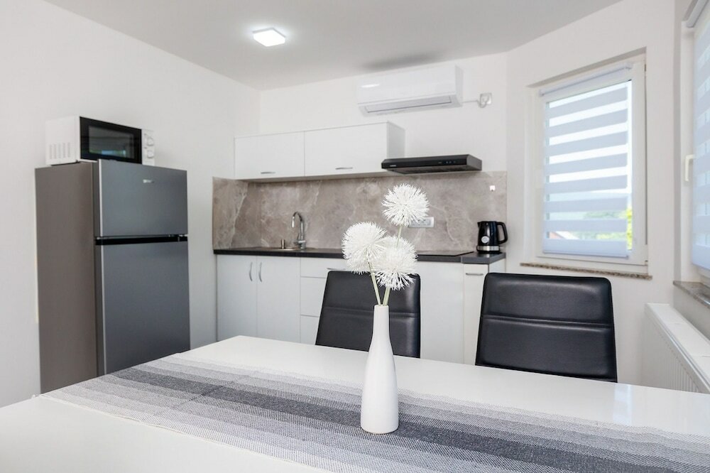 Фото Vineyard cottage Izvir Lahinje