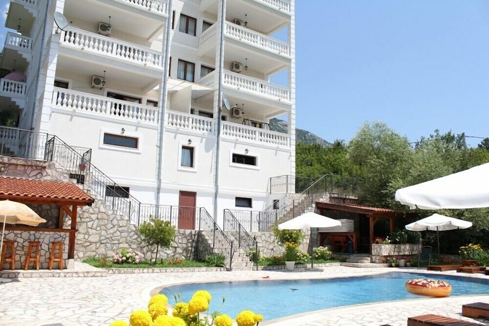 Фото Villa Oasis with swimming pool