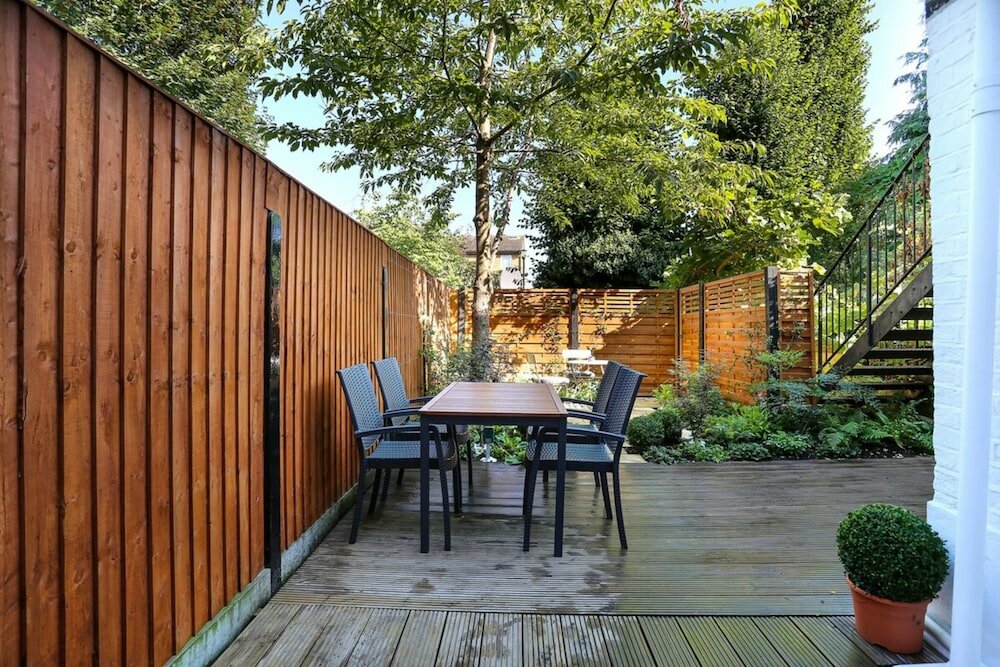 Фото Beautifully Styled, Modern Apartment With Garden