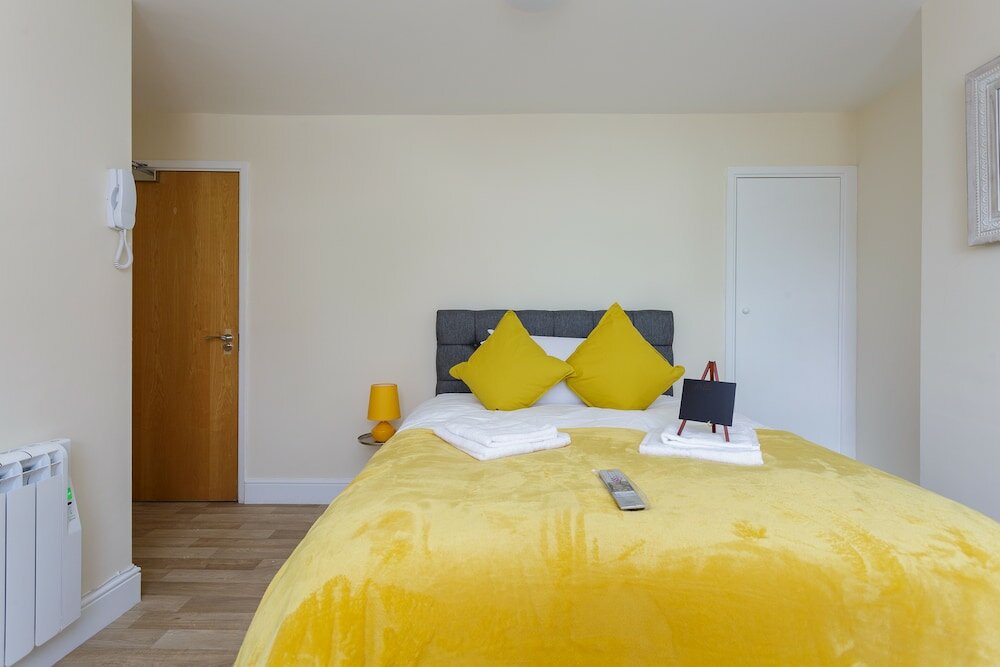 Фото St Mary's Modern Central Huge Studio Apartments