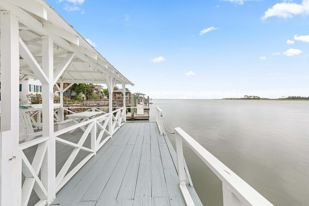 Фото 1401 Chatham Ave